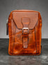 Bolso manos libres Minimalista Bag de cuero vintage color café con hebilla metálica y compartimento frontal
