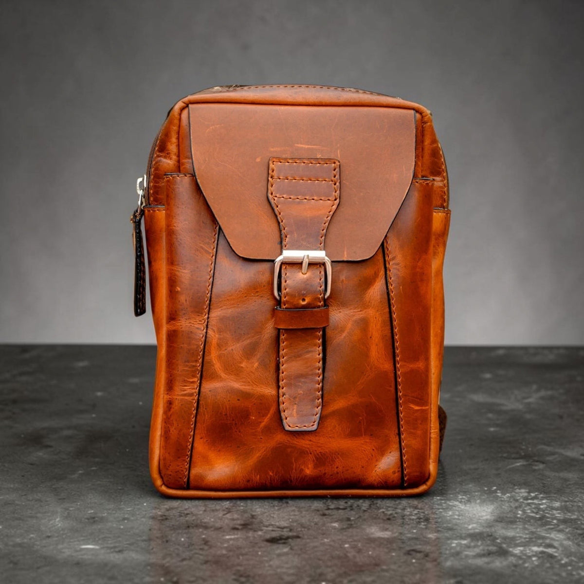 Bolso manos libres Minimalista Bag de cuero vintage color café con hebilla metálica y compartimento frontal