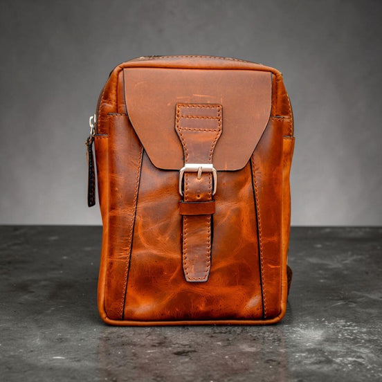 Bolso manos libres Minimalista Bag de cuero vintage color café con hebilla metálica y compartimento frontal