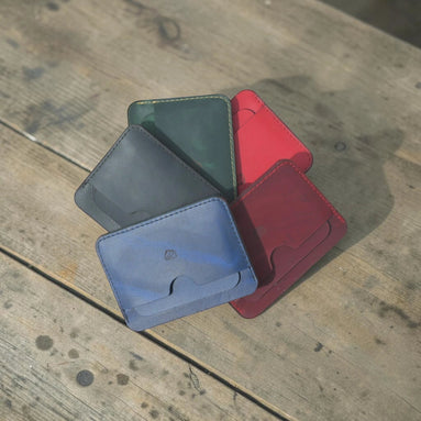 Porta documentos HIRA de Minimalista Bag en cuero liso natural de varios colores con tres compartimentos y diseño fino