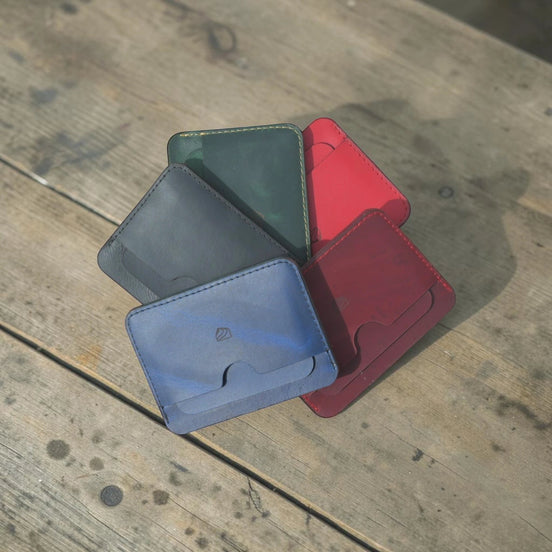 Porta documentos HIRA de Minimalista Bag en cuero liso natural de varios colores con tres compartimentos y diseño fino