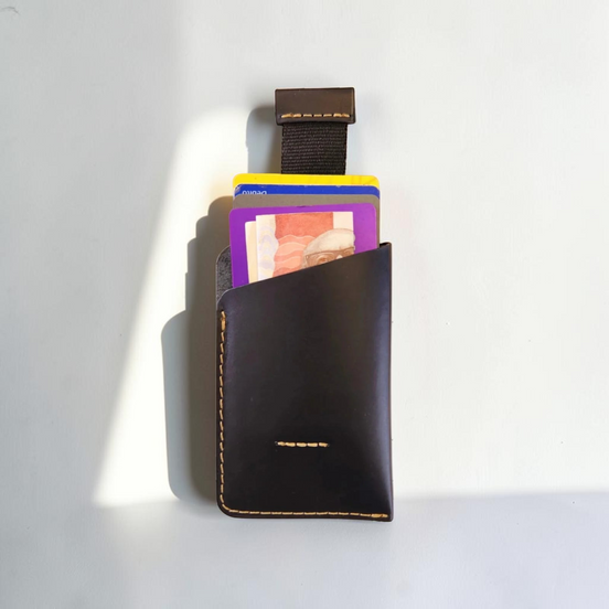 Porta documentos iota de Minimalista Bag en cuero negro premium con mecanismo de halado y capacidad para tarjetas