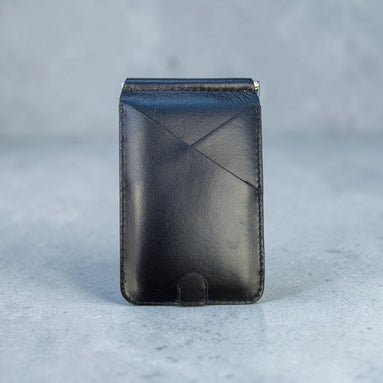 Billetera clip de cuero negro con diseño cruzado, vista frontal