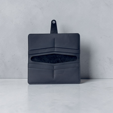 Minimalista Bag dark grey leather wallet with eight card slots and a central bill compartment, secured by a metal snap closure.